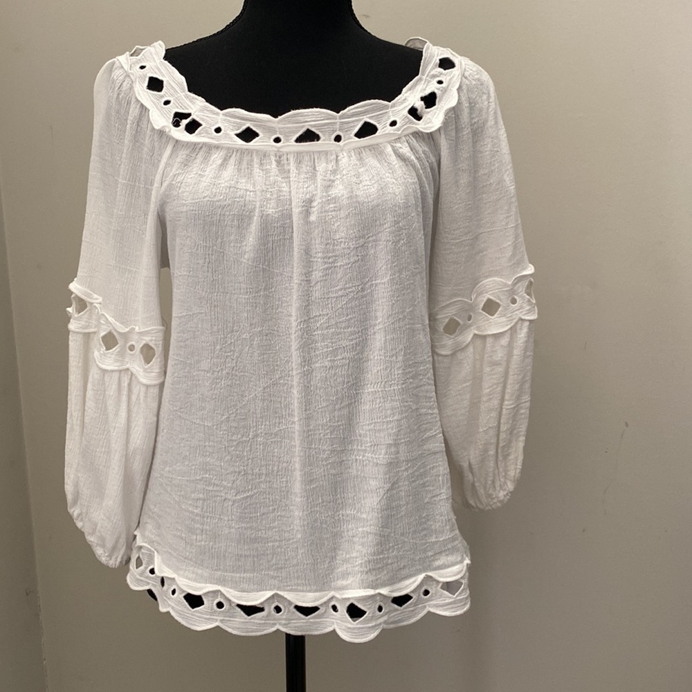 Max Studio Longer Sleeve top/blouse. Size Medium.